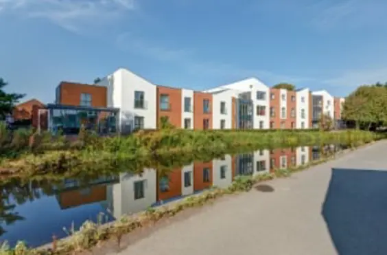 Canal Vue - An outside view of the home